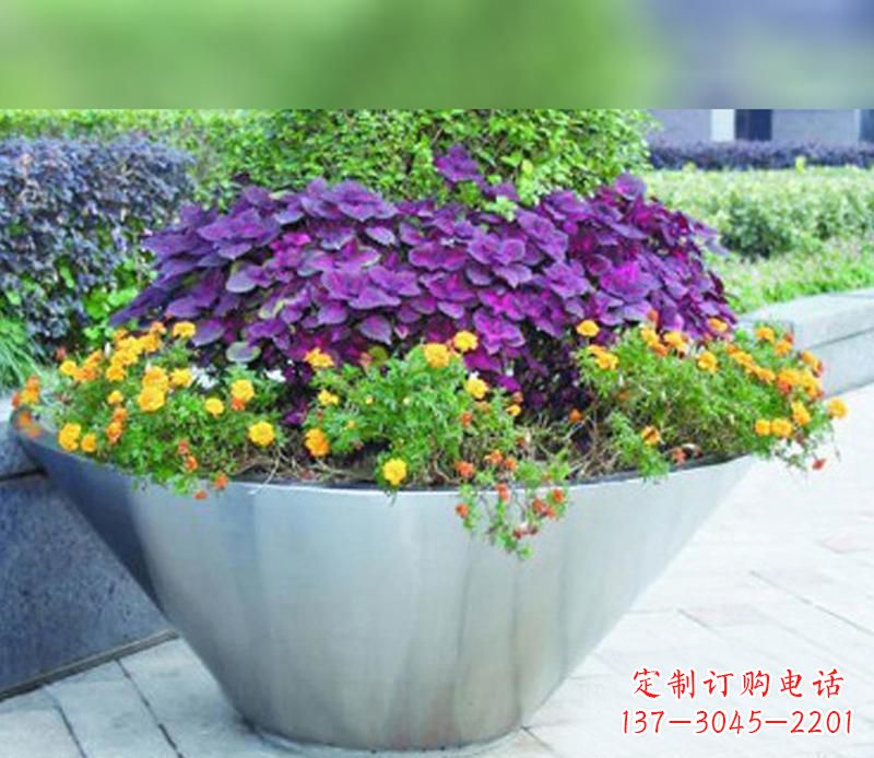 聊城中领雕塑精致无比的花盆雕塑