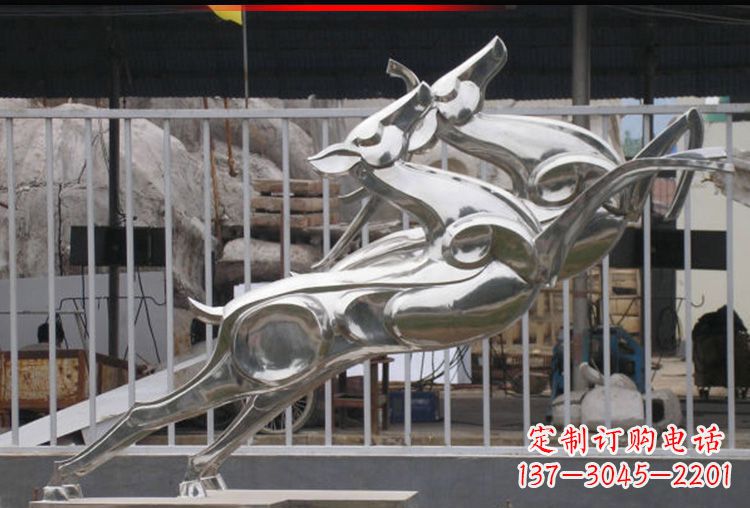 聊城梅花鹿不锈钢高光大型雕塑