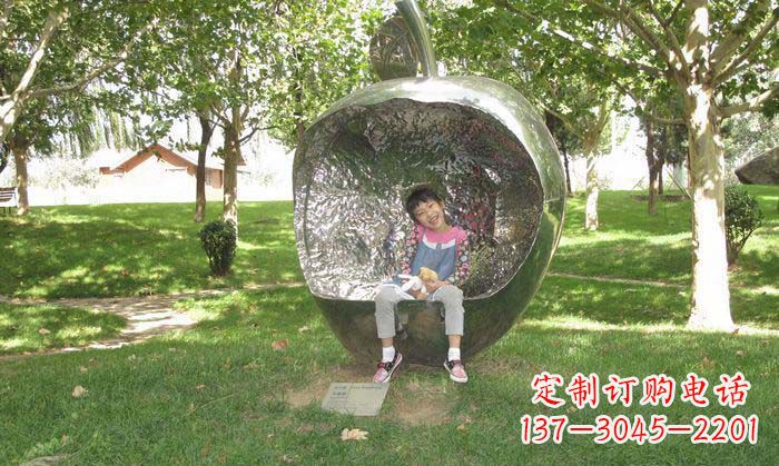聊城精致雕刻不锈钢苹果座椅雕塑