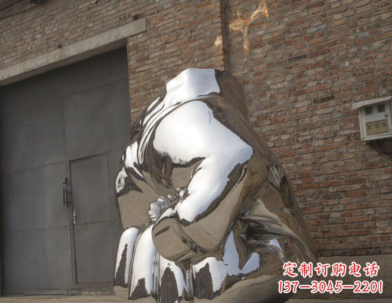 聊城冰冷威力,让精神抖动的不锈钢拳头雕塑