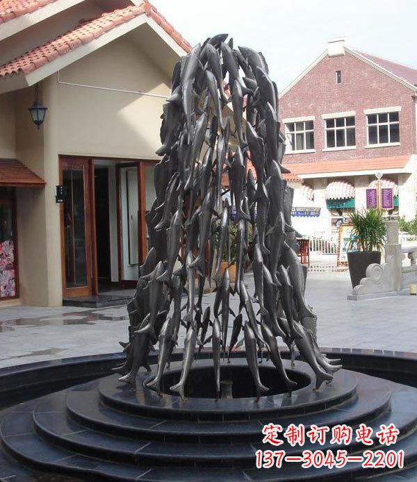 聊城跃动的生命——景区向上游的鱼群喷泉雕塑