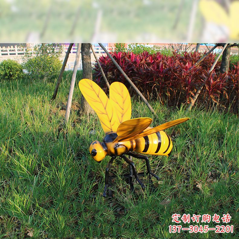 聊城公园草坪动物插件,仿真大马蜂玻璃钢雕塑