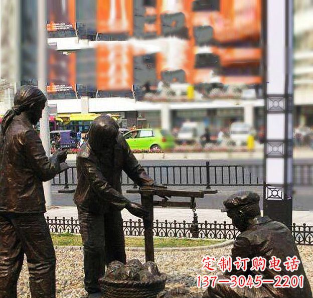 聊城公园称白菜的人物小品铜雕