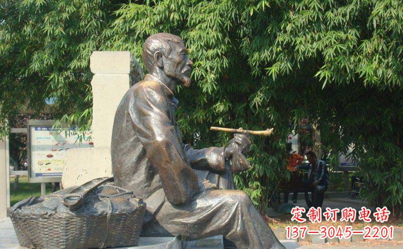 聊城公园抽袋烟的老人小品铜雕