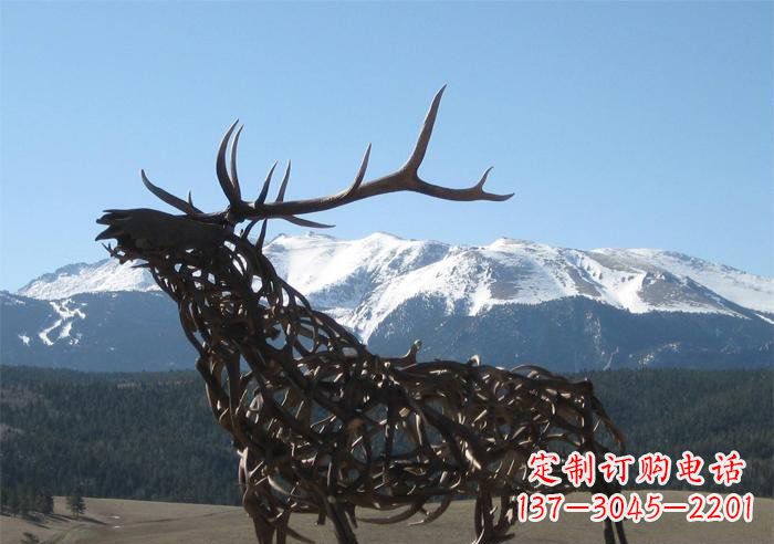 聊城公园抽象鹿动物铜雕