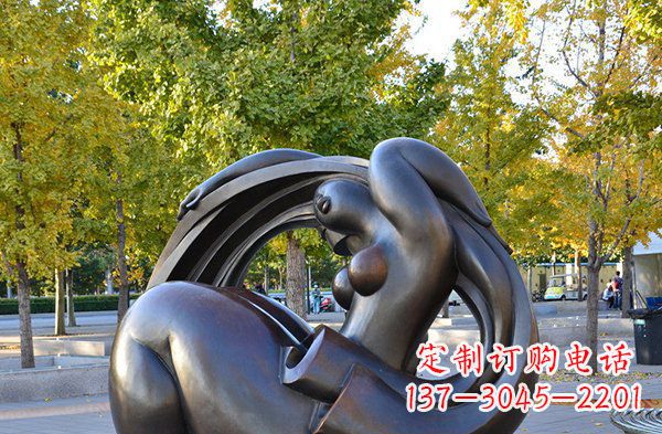 聊城公园抽象女性人物铜雕