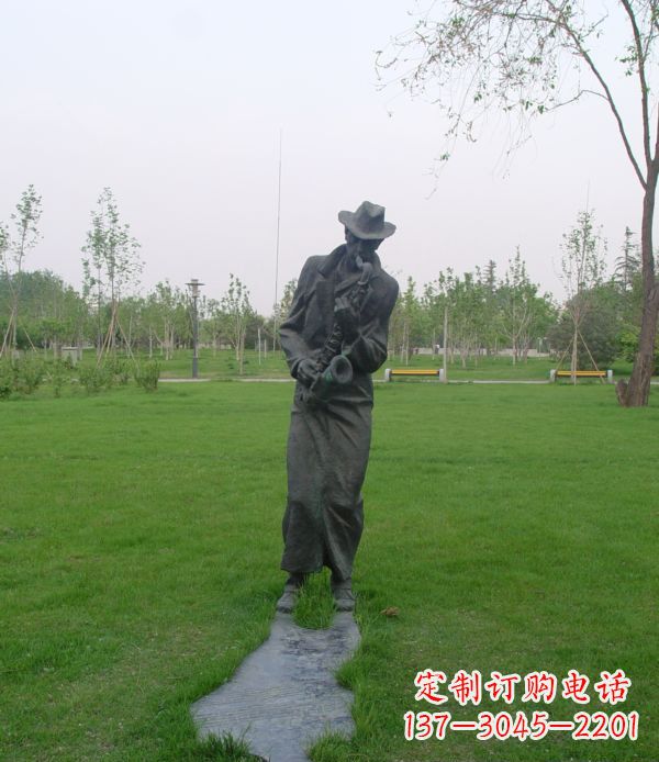 聊城公园吹萨克斯人物铜雕