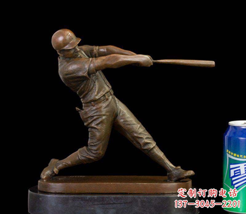 聊城公园打棒球的人物铜雕