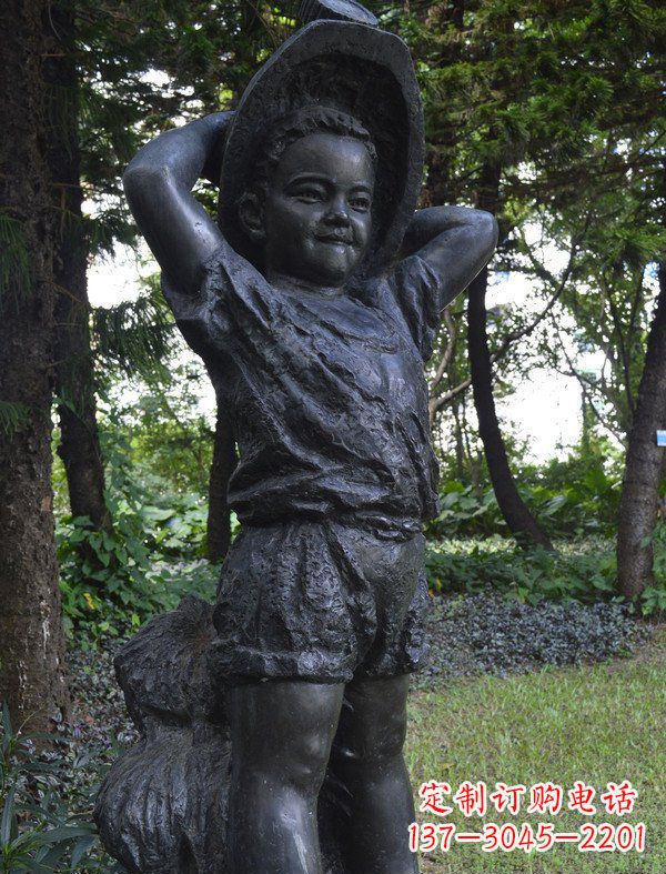 聊城优雅童子·少年戴草帽铜雕