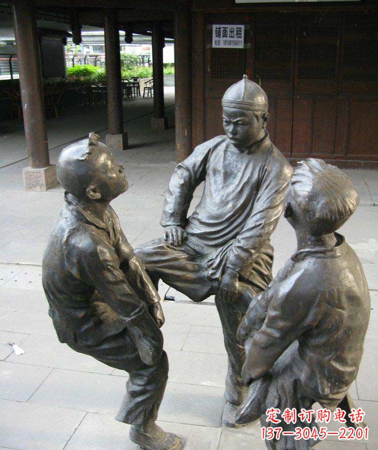 聊城铜雕男孩斗鸡小品雕塑