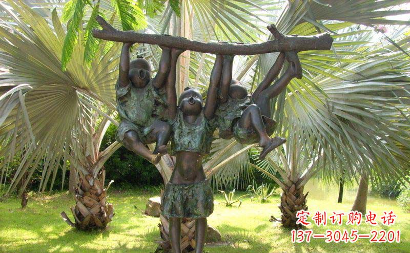 聊城公园扶着树枝玩耍的儿童小品铜雕