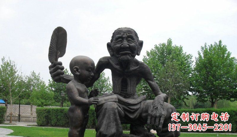 聊城公园给孙子扇风的老人小品铜雕