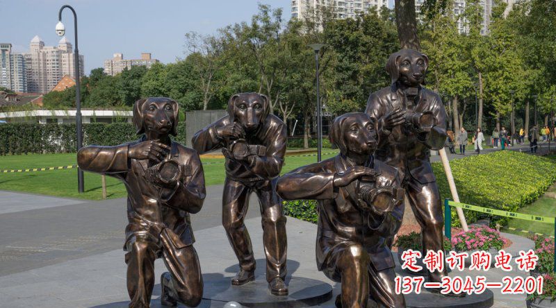 聊城公园狗头人身创意铜雕
