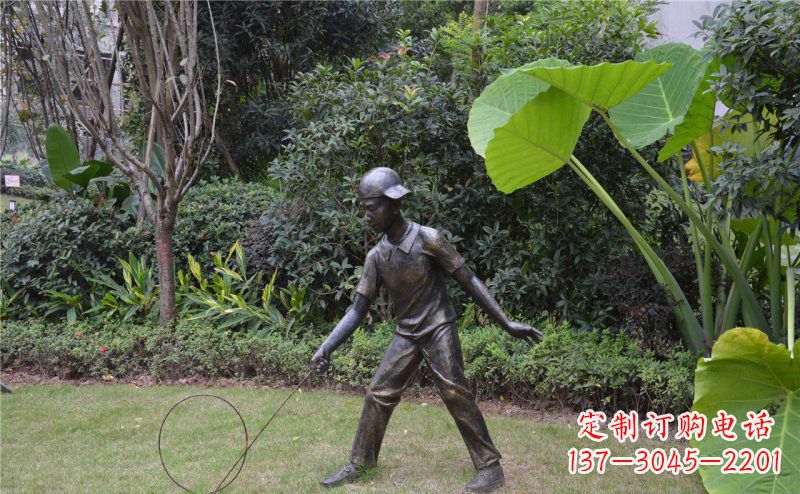 聊城铜雕“小男孩滚铁环”