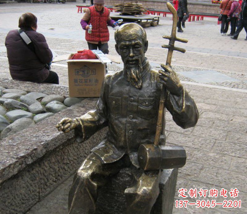 聊城公园拉二胡的老人小品铜雕