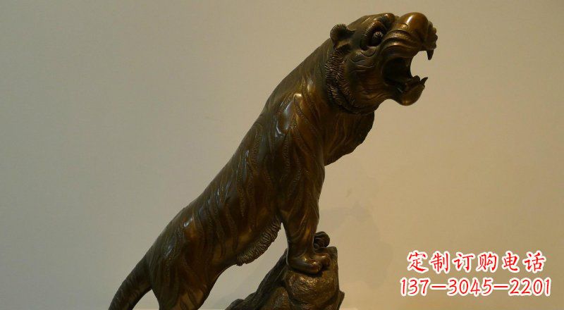 聊城公园老虎上山动物铜雕