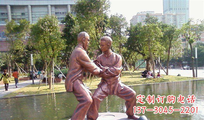 聊城公园练太极拳的人物铜雕