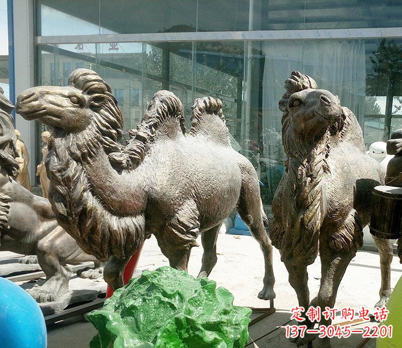 聊城公园骆驼动物铜雕 (2)