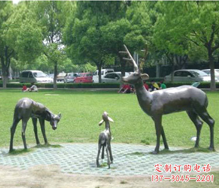 聊城梦幻般的雕塑——梅花鹿一家三口铜雕