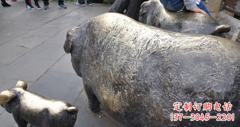 聊城公园精美母子猪铜雕