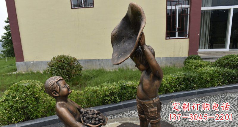 聊城精美铜雕帽子装核桃的小男孩
