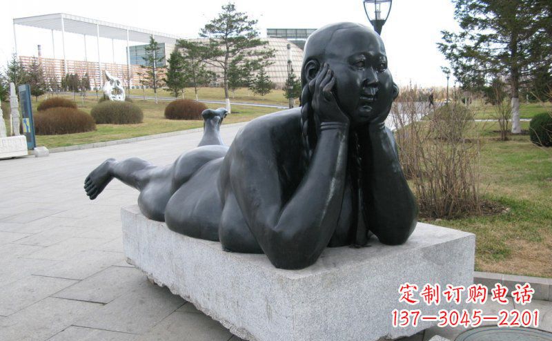 聊城趴着的胖女孩铜雕塑