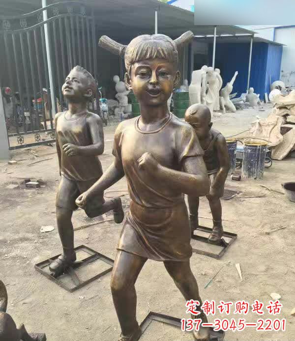 聊城铜雕童年小狗陪伴儿童奔跑的时光