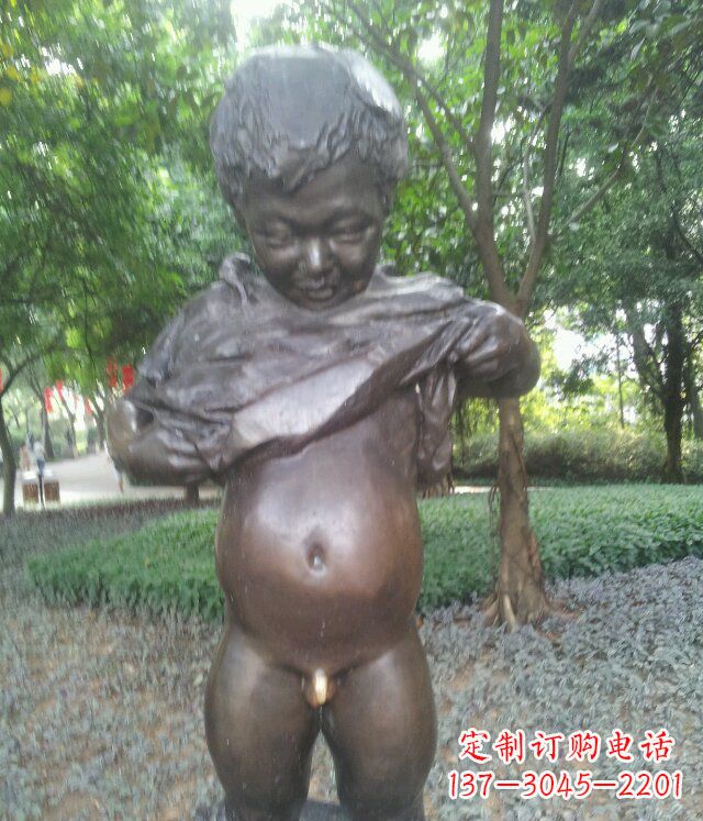 聊城萌动活泼的男孩铜雕塑