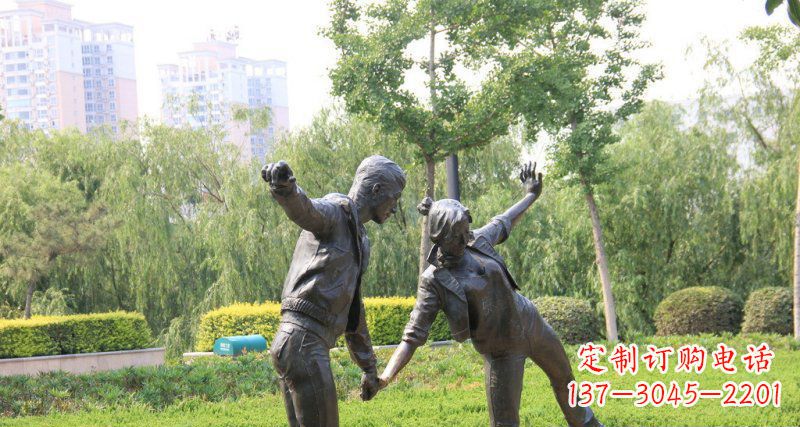 聊城爱情铸就的浪漫情侣雕塑