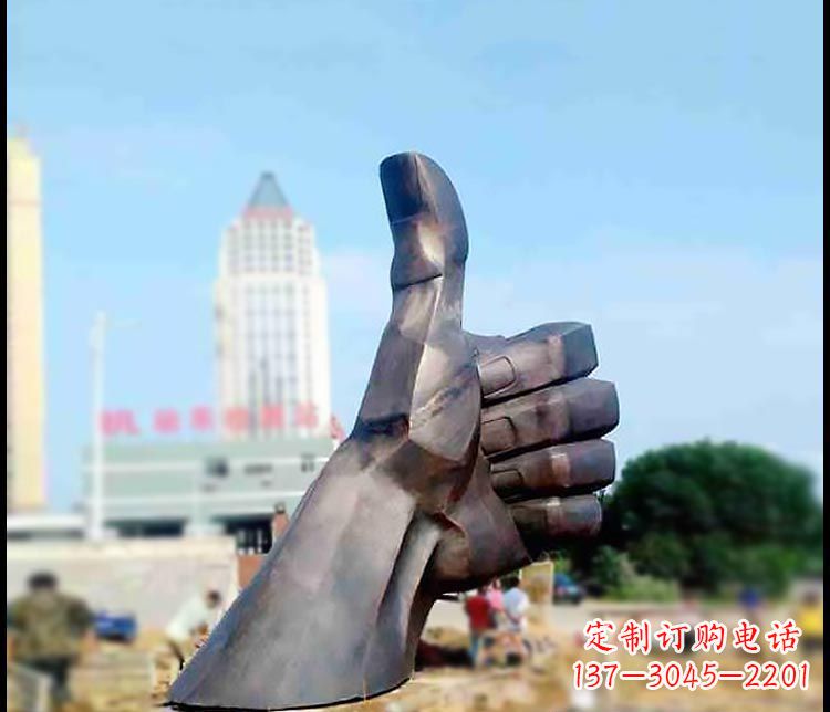 聊城公园竖大拇指铜雕