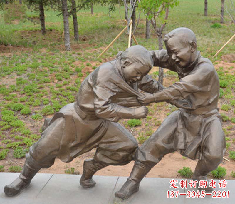 聊城公园摔跤的小男孩铜雕