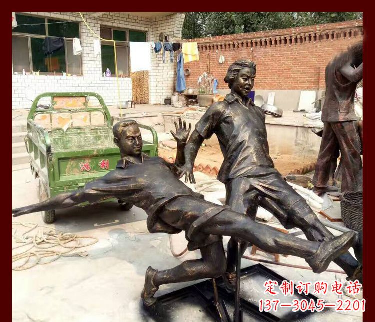聊城足球迷必备，象征性的足球雕塑