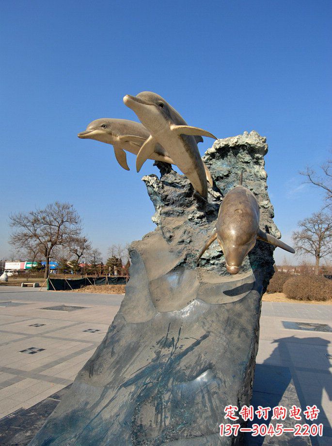 聊城公园跳水的海豚景观雕塑