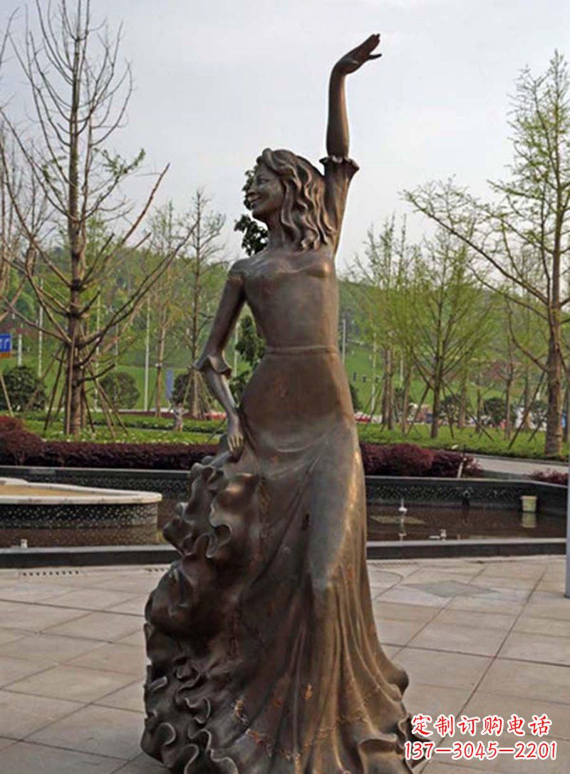 聊城公园跳舞的女孩人物铜雕