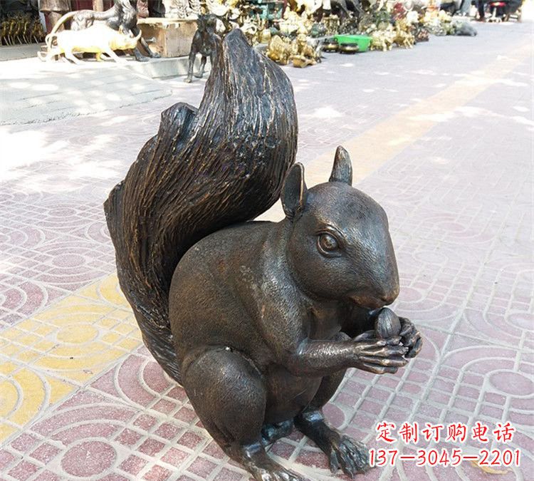 聊城令人惊叹的松鼠铜雕塑