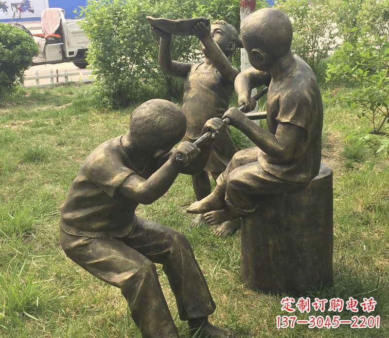 聊城公园玩水的儿童铜雕