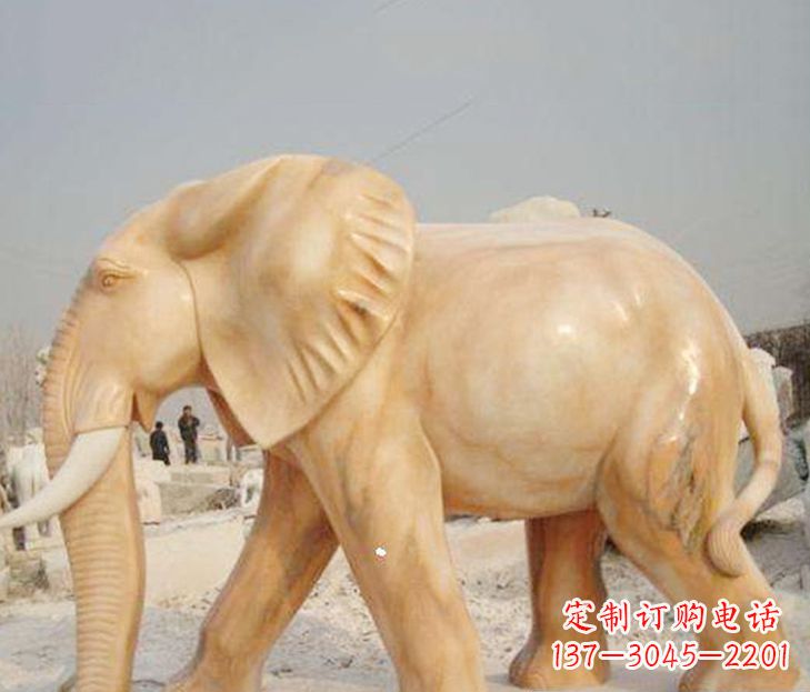 聊城公园晚霞红大象雕塑
