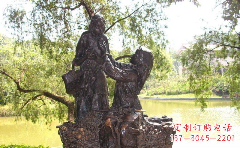聊城温馨铜雕公园里喂母亲吃荔枝的女孩