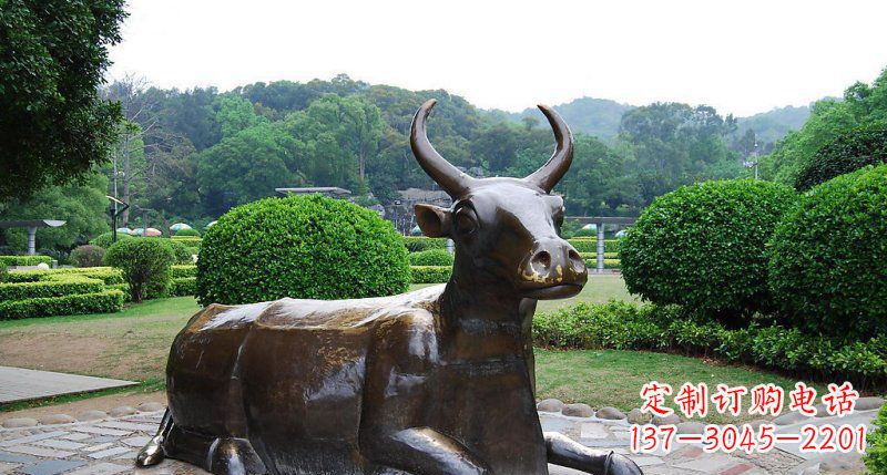 聊城公园卧着的牛动物铜雕 (2)