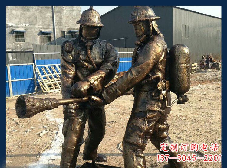 聊城公园消防员铜雕