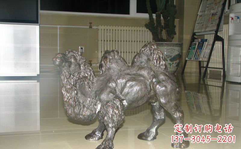 聊城公园小骆驼动物铜雕