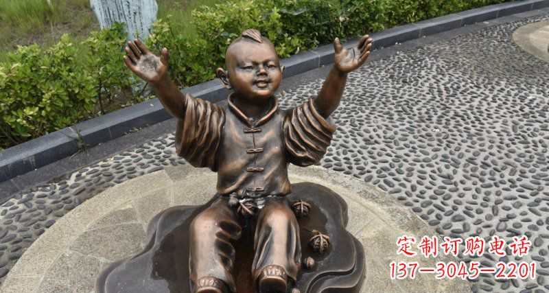 聊城公园小男孩和核桃人物铜雕