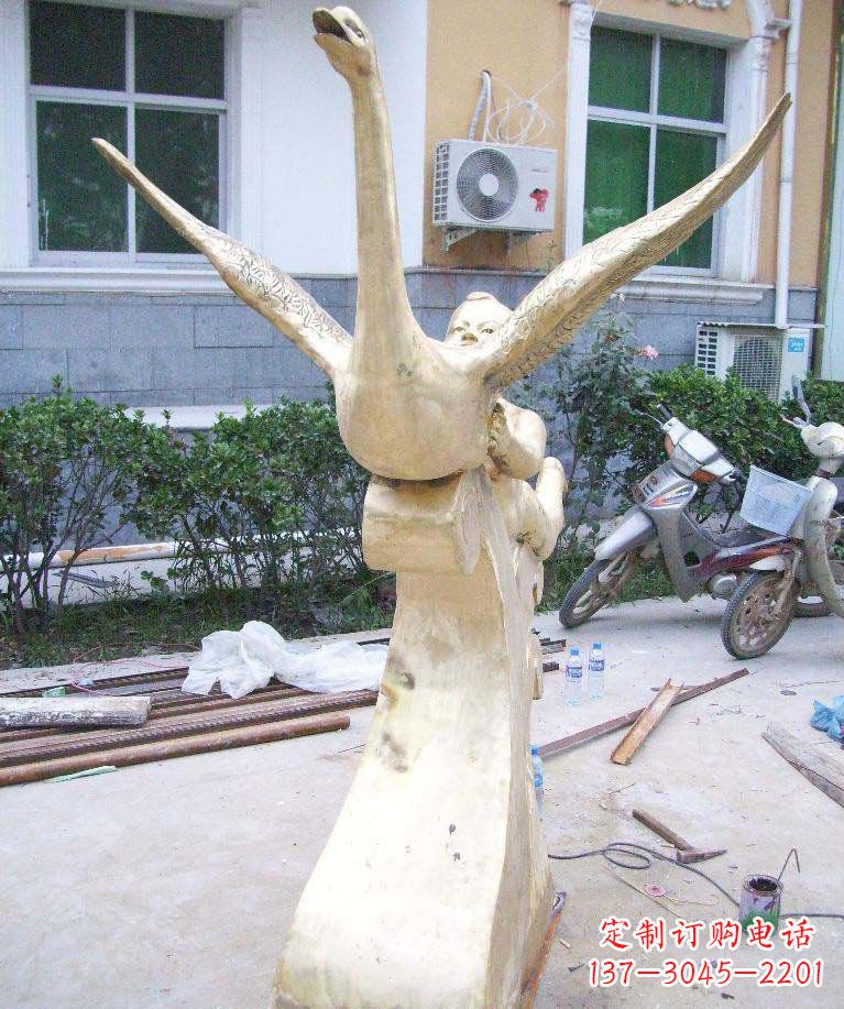 聊城公园小男孩和天鹅景观铜雕