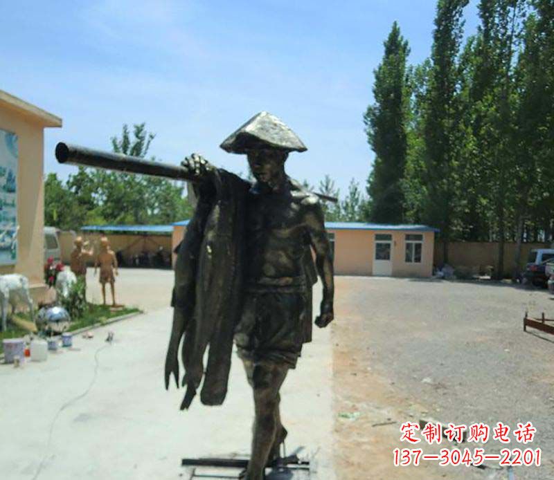 聊城传承古老文化的渔民雕塑