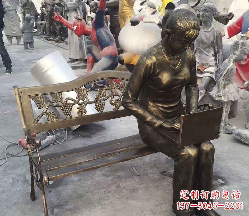 聊城公园长椅看电脑的女孩铜雕