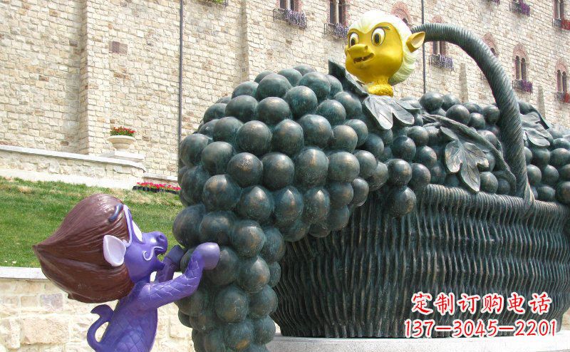 聊城公园装葡萄的篮子景观铜雕