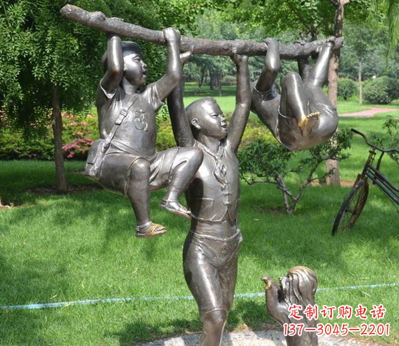 聊城捉着树枝玩耍的小孩铜雕