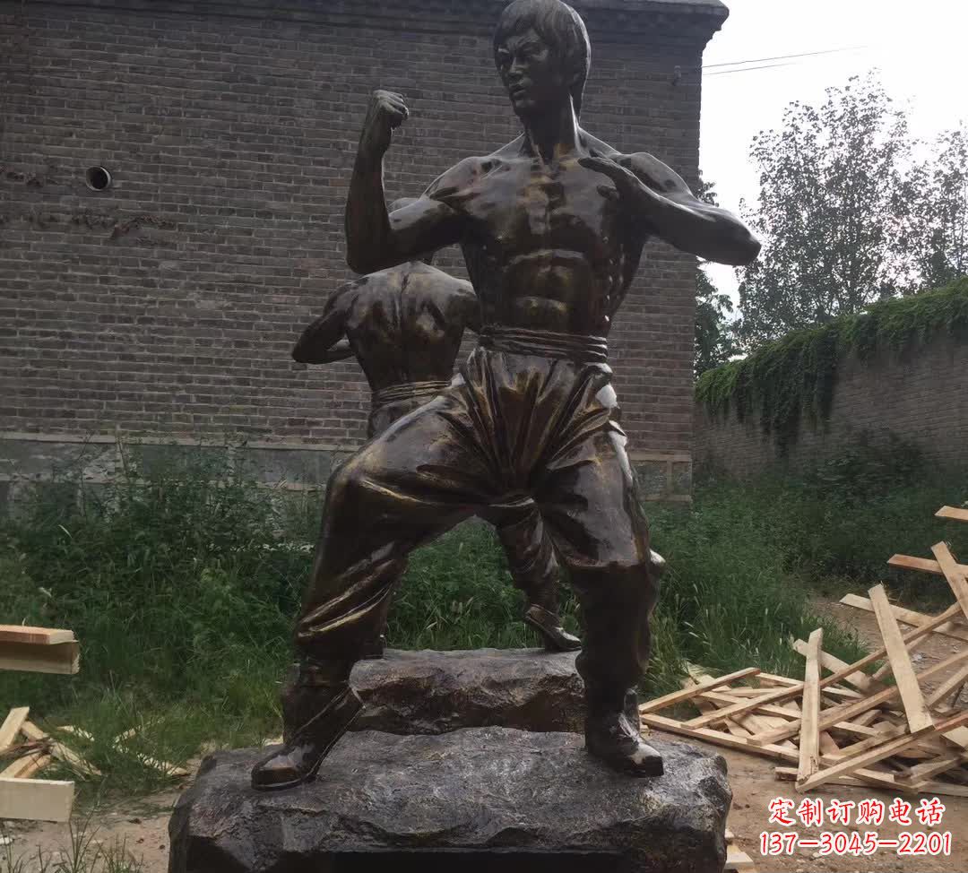 聊城令人叹为观止的李小龙铜雕
