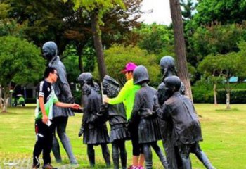聊城铜质老鹰抓小鸡雕塑
