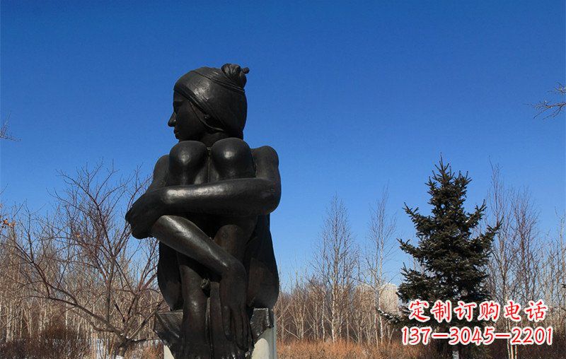聊城广场抱膝盖的女孩人物铜雕